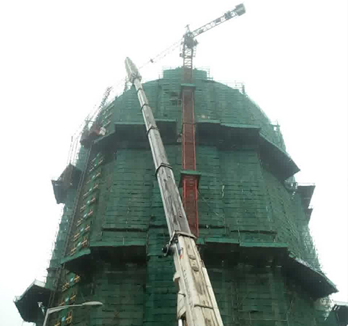 青川吊车在工地上作业